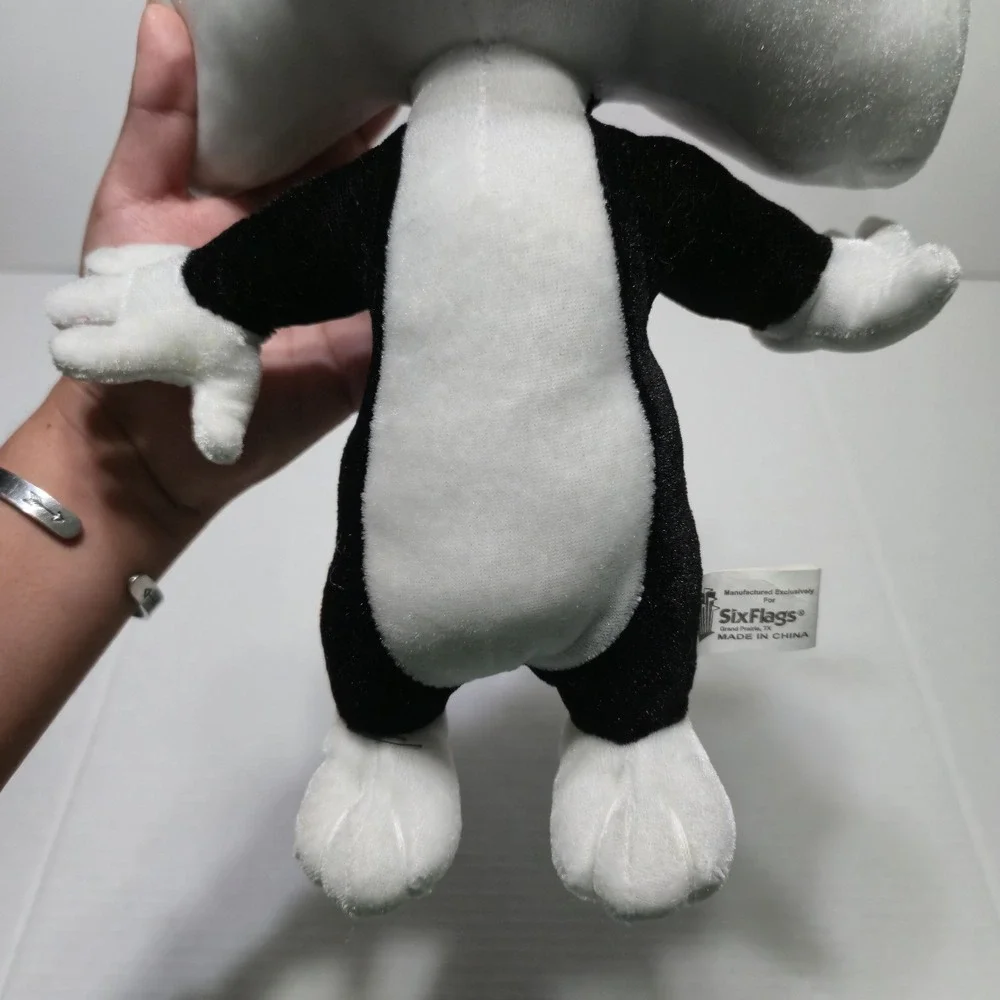 NWT Six Flags Looney Tunes Sylvester Cat Plush Stuffed Toy Warner Bros Exclusive